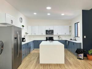 Kuchyň nebo kuchyňský kout v ubytování Private Beach side Villa - Playa San Diego