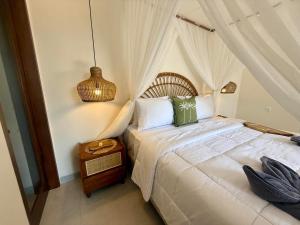 レギャンにあるVilla NANEE - Legian - 5 Bedroom - 5 Bathroomの天蓋付きベッドのある寝室
