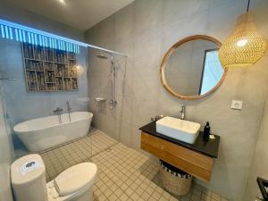 レギャンにあるVilla NANEE - Legian - 5 Bedroom - 5 Bathroomのトイレ、洗面台、鏡のあるバスルーム +25枚の写真