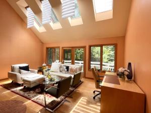 a living room with a vaulted ceiling with skylights at SunnyPeace Modern Home Stay in Harwinton