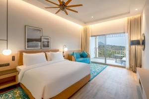 Rúm í herbergi á Radisson Resort Hatgad Saputara