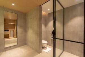 Baðherbergi á Radisson Resort Hatgad Saputara