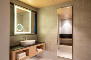 Baðherbergi á Radisson Resort Hatgad Saputara