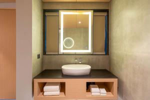 Baðherbergi á Radisson Resort Hatgad Saputara