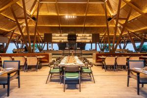 Veitingastaður eða matsölustaður á Radisson Resort Hatgad Saputara