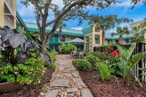 a garden in front of a building at Best Western Seaway Inn in Gulfport