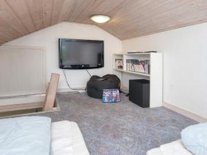 TV a/nebo společenská místnost v ubytování 10 person holiday home in Harboøre-By Traum