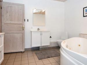 Koupelna v ubytování 10 person holiday home in Harboøre-By Traum