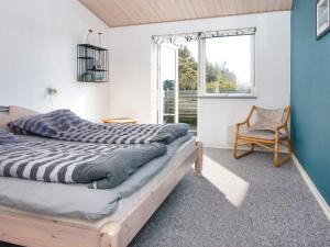 Postel nebo postele na pokoji v ubytování 10 person holiday home in Harboøre-By Traum