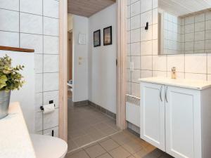 Kuchyň nebo kuchyňský kout v ubytování 10 person holiday home in Harboøre-By Traum