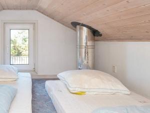 Postel nebo postele na pokoji v ubytování 10 person holiday home in Harboøre-By Traum