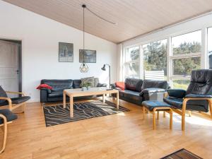 Posezení v ubytování 10 person holiday home in Harboøre-By Traum