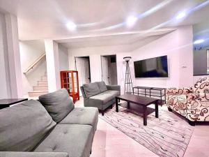 Χώρος καθιστικού στο VIP 2King Bed, DC line, Free Parking, WIFI