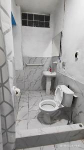 ein weißes Badezimmer mit Toilette und Waschbecken in der Unterkunft Casa El Capulí in Cajamarca + 57 Fotos