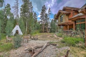 eine Holzhütte mit einem Tipi im Wald in der Unterkunft Soda Ridge 1608 in Keystone