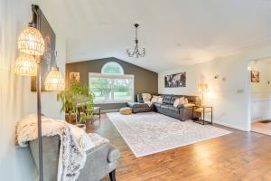 Et sittehjørne på Mtn-View Escape with Large Yard in Duncansville!