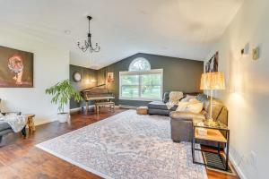 Et sittehjørne på Mtn-View Escape with Large Yard in Duncansville!
