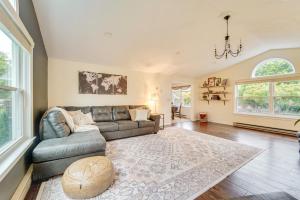 Et sittehjørne på Mtn-View Escape with Large Yard in Duncansville!