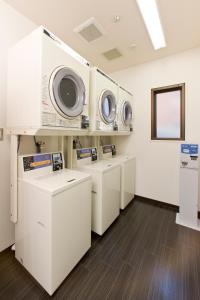 lavadero con 3 lavadoras expuestas en Access Inn Kariya en Kariya