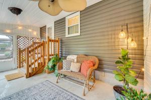 Et sittehjørne på Mtn-View Escape with Large Yard in Duncansville!
