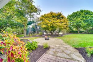 En hage utenfor Mtn-View Escape with Large Yard in Duncansville!
