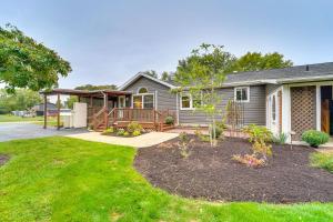 En hage utenfor Mtn-View Escape with Large Yard in Duncansville!