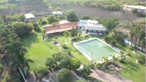 an aerial view of a house with a swimming pool at Casa Palma in Xochitepec +65 photos