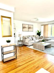 Ruang duduk di Stylish Evergreen Apartment By Newark Airport