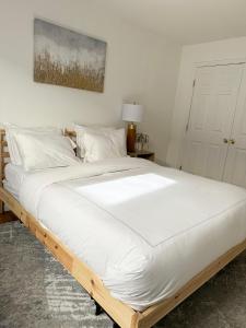 Katil atau katil-katil dalam bilik di Stylish Evergreen Apartment By Newark Airport