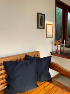 a room with a bed with a black pillow at Refúgio entre Mar e Montanha in Paraty