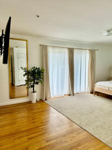 Katil atau katil-katil dalam bilik di Stylish Evergreen Apartment By Newark Airport