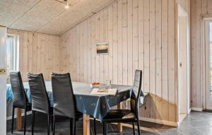Fotografie z fotogalerie ubytování Gorgeous Home In Harboøre With Kitchen v destinaci Harboør