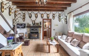 Posezení v ubytování 3 Bedroom Cozy Home In Algatocin