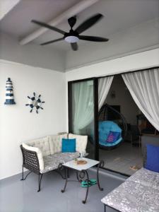 Posezení v ubytování Seafront SunsetSpa + 25 fotografií
