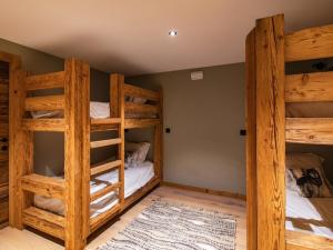 una camera con due letti a castello in una casa di Chalet de luxe aux Gets avec jacuzzi, sauna, Wi-Fi, parking - FR-1-671-272 a Les Gets
