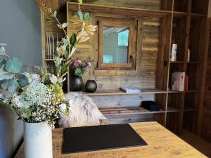 un cane seduto a un tavolo in una stanza di Chalet de luxe aux Gets avec jacuzzi, sauna, Wi-Fi, parking - FR-1-671-272 a Les Gets Altre 23 foto