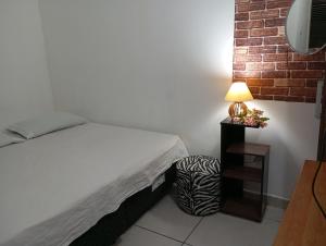 Rúm í herbergi á Suíte Casa Central Garagem Hatch