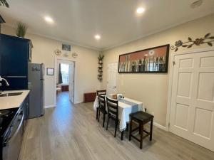 Una cocina o kitchenette en New York City Private Bedroom Near Free Ferry Boat!