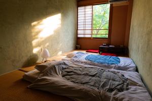 A bed or beds in a room at 清津峡Hostel 雪ふる宿