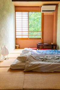 A bed or beds in a room at 清津峡Hostel 雪ふる宿