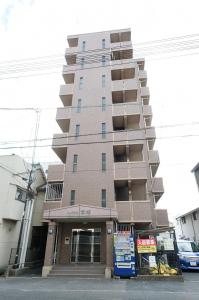 a tall building with a store in front of it at エレガンス京町 -岡山市内中心部 路面電車の駅まで徒歩5分 のんびりステイ in Okayama