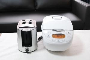 a toaster and a toaster sitting on a table at エレガンス京町 -岡山市内中心部 路面電車の駅まで徒歩5分 のんびりステイ in Okayama
