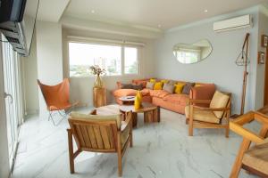 a living room with a couch and chairs at Centrico departamento de 3 habitaciones in Guadalajara