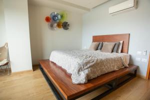 a bedroom with a bed with a wooden bed frame at Centrico departamento de 3 habitaciones in Guadalajara