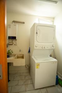 a small laundry room with a washer and dryer at Centrico departamento de 3 habitaciones in Guadalajara +77 photos