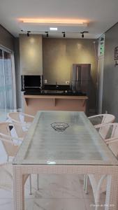Kuchyň nebo kuchyňský kout v ubytování Casa com piscina e hidromassagem praia Enseada.