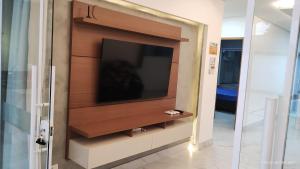 TV a/nebo společenská místnost v ubytování Casa com piscina e hidromassagem praia Enseada.