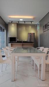 TV a/nebo společenská místnost v ubytování Casa com piscina e hidromassagem praia Enseada.