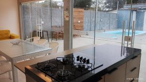 Bazén v ubytování Casa com piscina e hidromassagem praia Enseada. nebo v jeho okolí