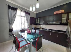 Η κουζίνα ή μικρή κουζίνα στο Villa puncak bogor at kota bunga with privat pool